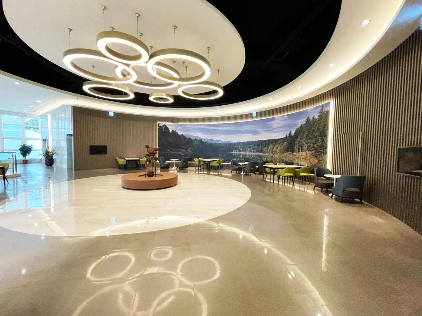 福龍紀念園的室內家屬休息區_台中靈骨塔推薦買塔位